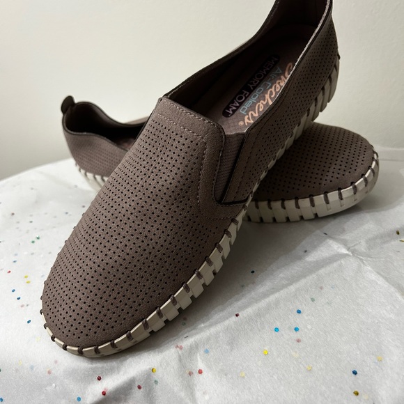 Sketchers slip on sneaker-size 6.5US - Picture 3 of 6